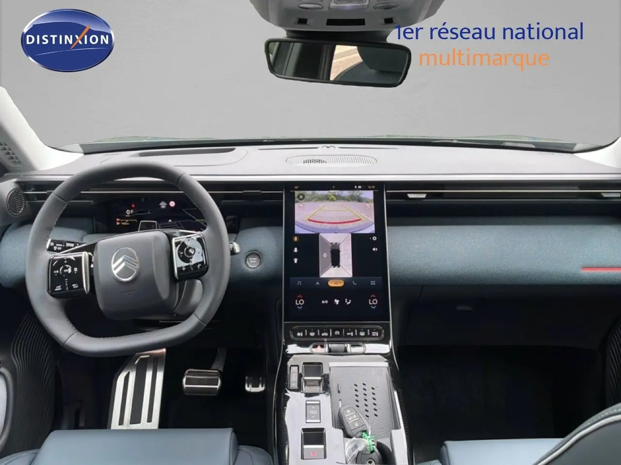Vue intérieure avant du Citroën C5 Aircross 2026, tableau de bord moderne avec écran tactile central et volant multifonction.