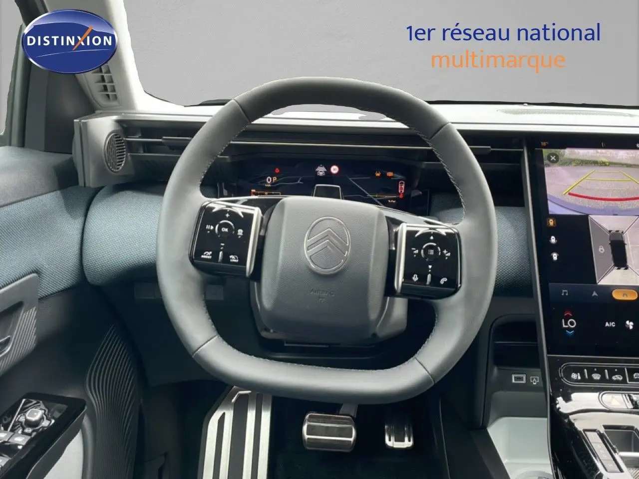 Vue intérieure centrée sur le volant du Citroën C5 Aircross 2026, avec tableau de bord numérique et écran tactile.