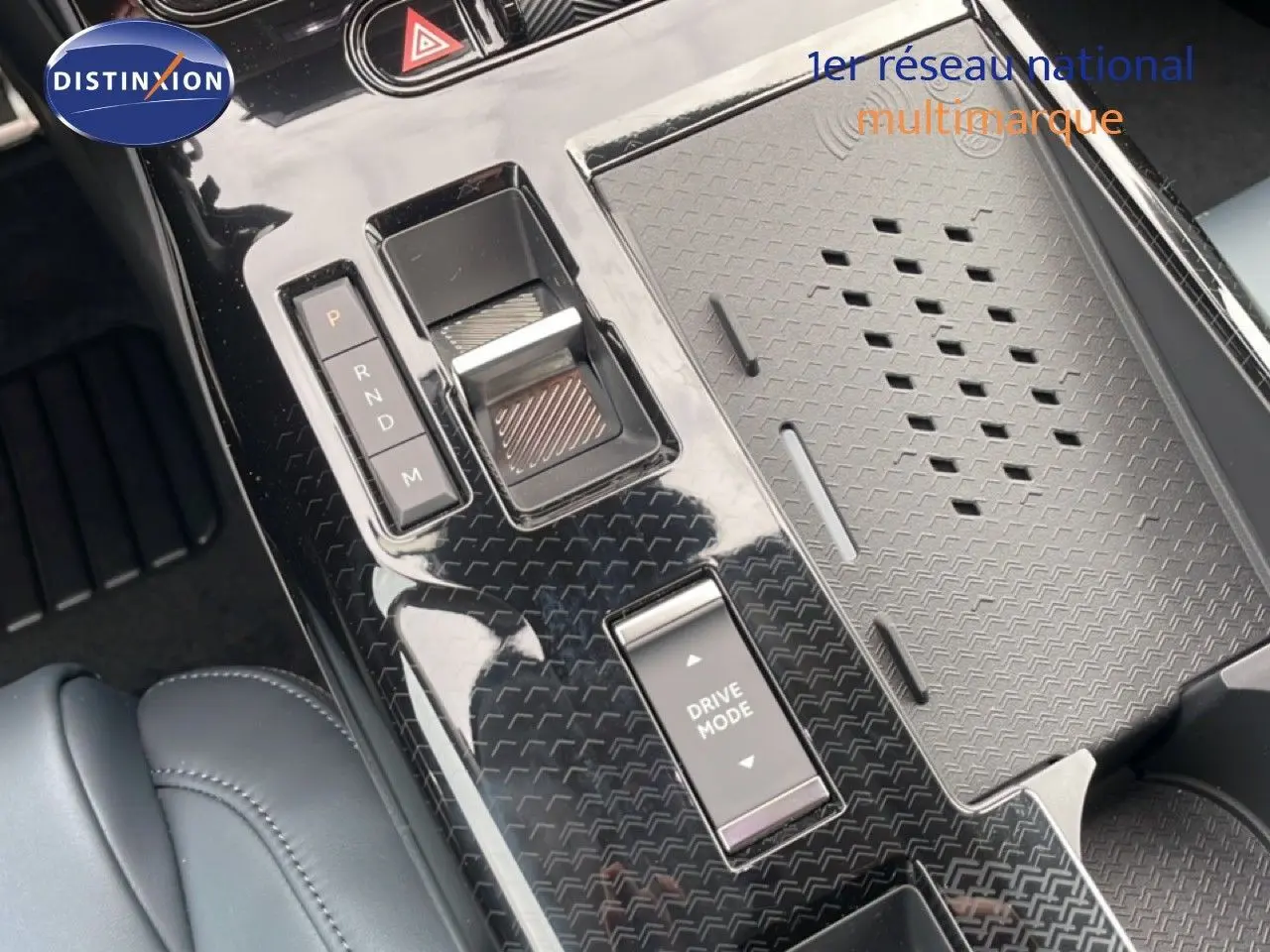 Gros plan sur la console centrale noire brillante du Citroën C5 Aircross 1.2 Hybrid avec sélecteur de boîte auto et bouton Drive Mode.