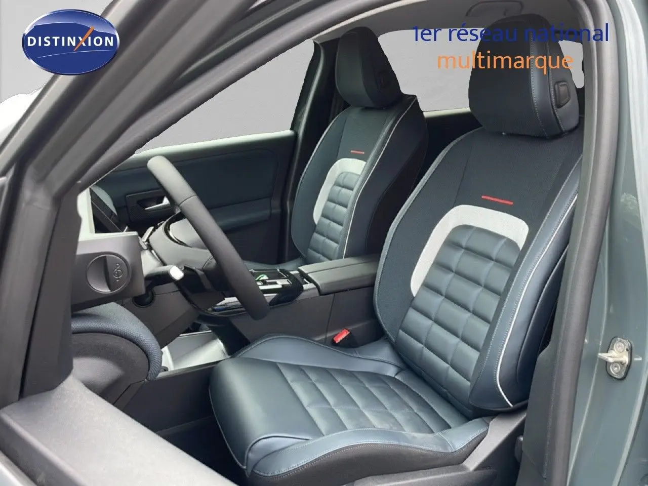 Vue intérieure côté conducteur du Citroën C5 Aircross 2026, sièges en cuir et tissu gris noir, portière verte Astoria métal ouverte.