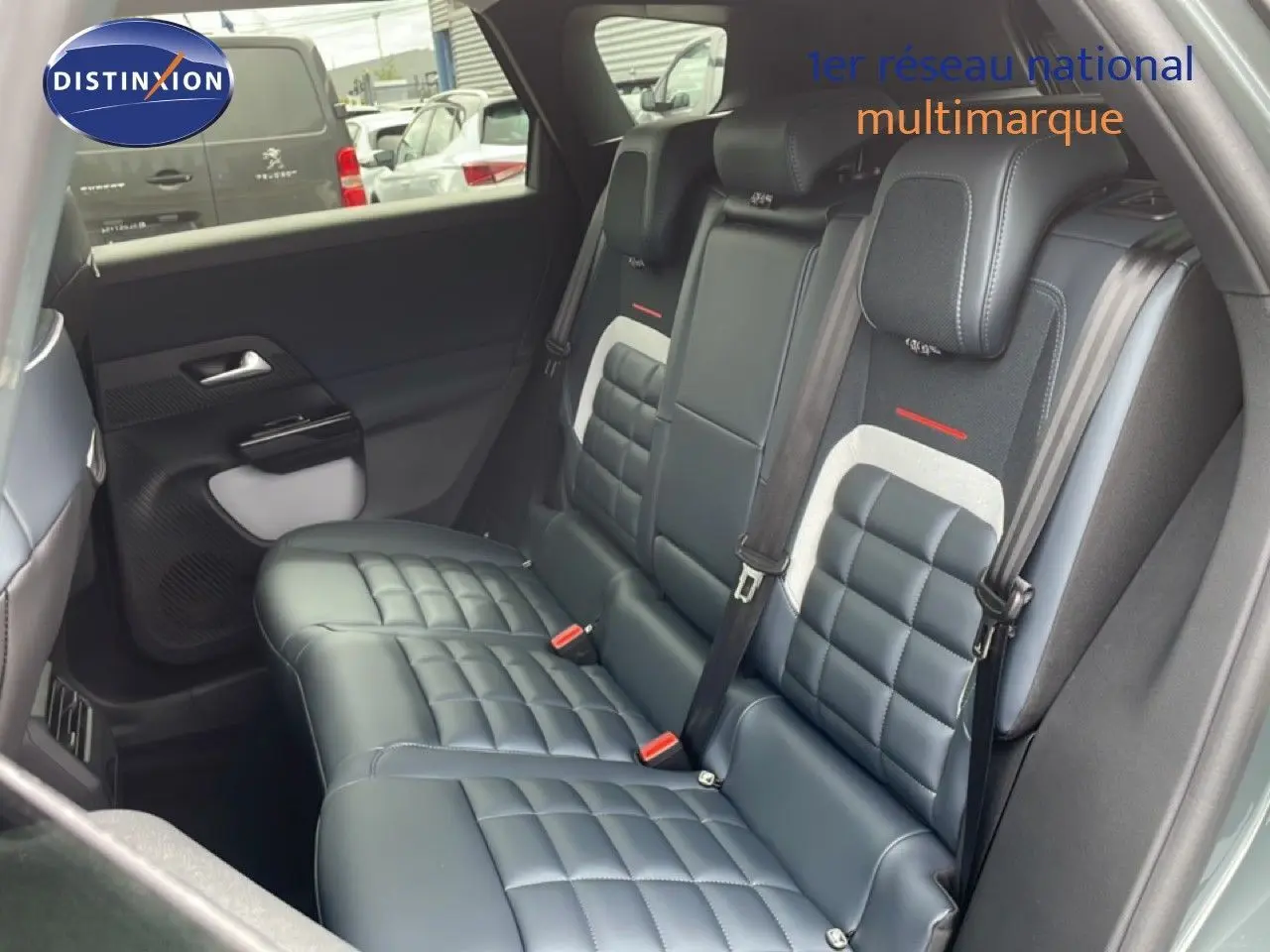 Vue intérieure montrant les sièges arrière en cuir gris noir du Citroën C5 Aircross 2026, avec ceinture de sécurité et détails blancs.