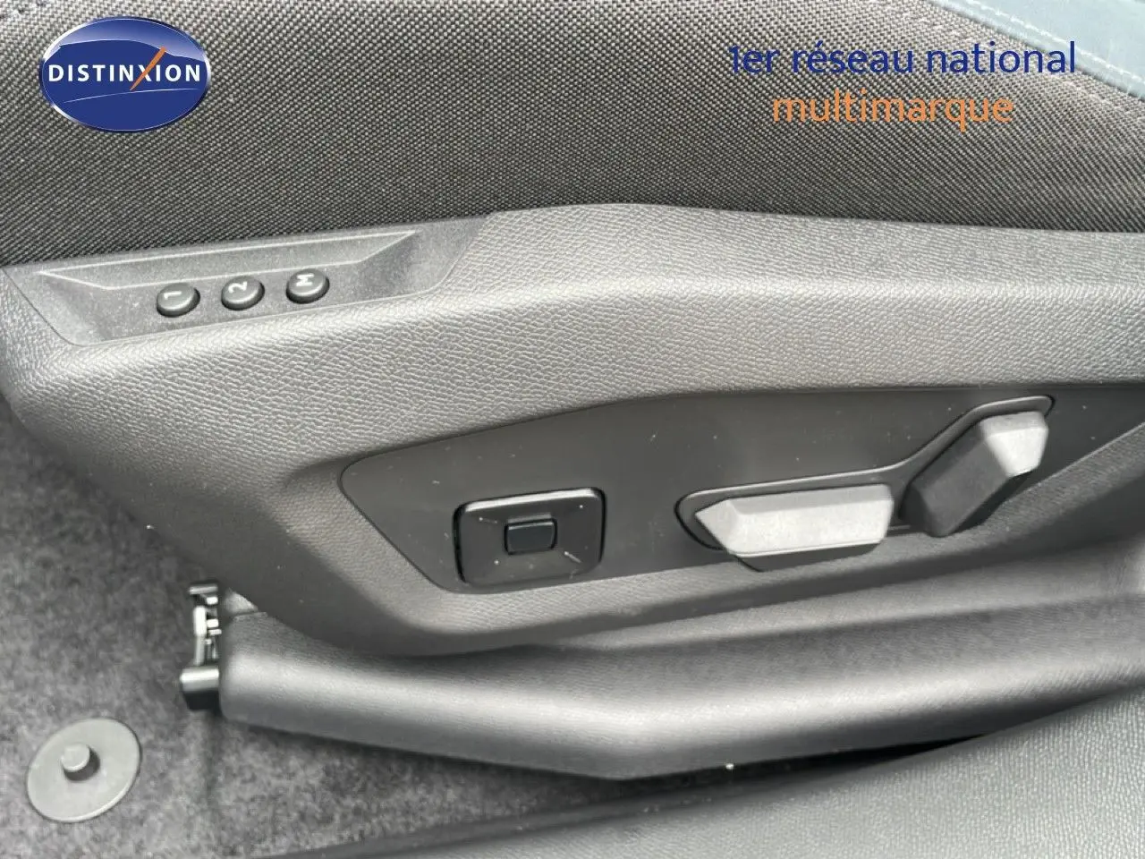 Détail des commandes électriques du siège conducteur du Citroën C5 Aircross 1.2 Hybrid 145ch, finition gris noir.
