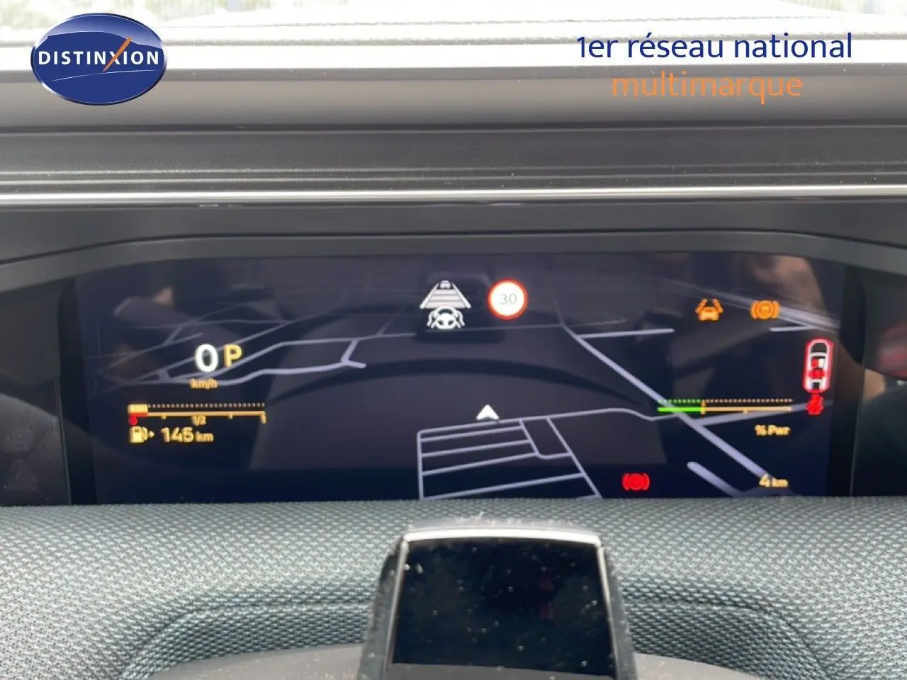 Affichage numérique du tableau de bord du Citroën C5 Aircross 1.2 Hybrid, vue frontale centrée sur l'écran de navigation.