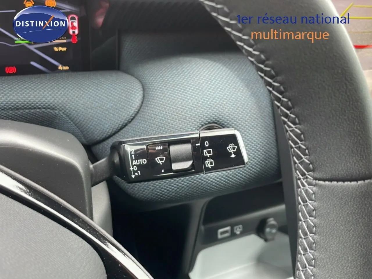 Gros plan sur la manette d’essuie-glace à gauche du volant du Citroën C5 Aircross 2026, intérieur gris noir.