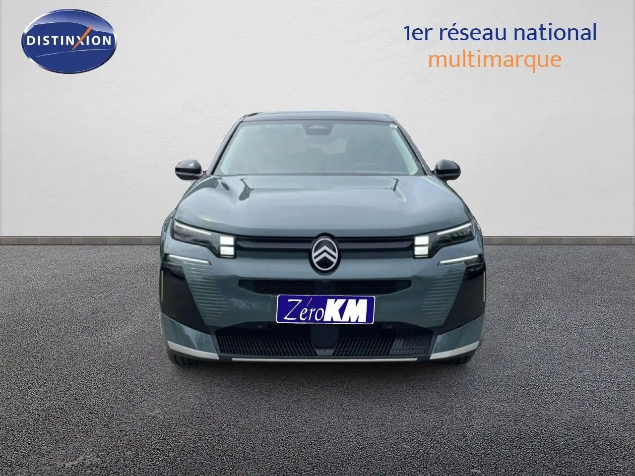 Vue frontale d'un Citroën C5 Aircross 2026 vert Astoria métallisé avec éclairage LED distinctif et calandre noire.