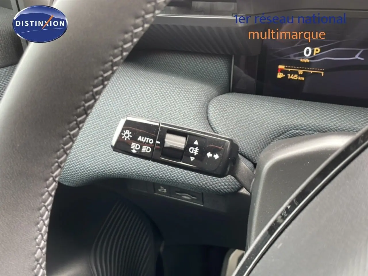 Gros plan sur la commande des feux au volant d’un Citroën C5 Aircross 2026, intérieur tissu gris-noir.