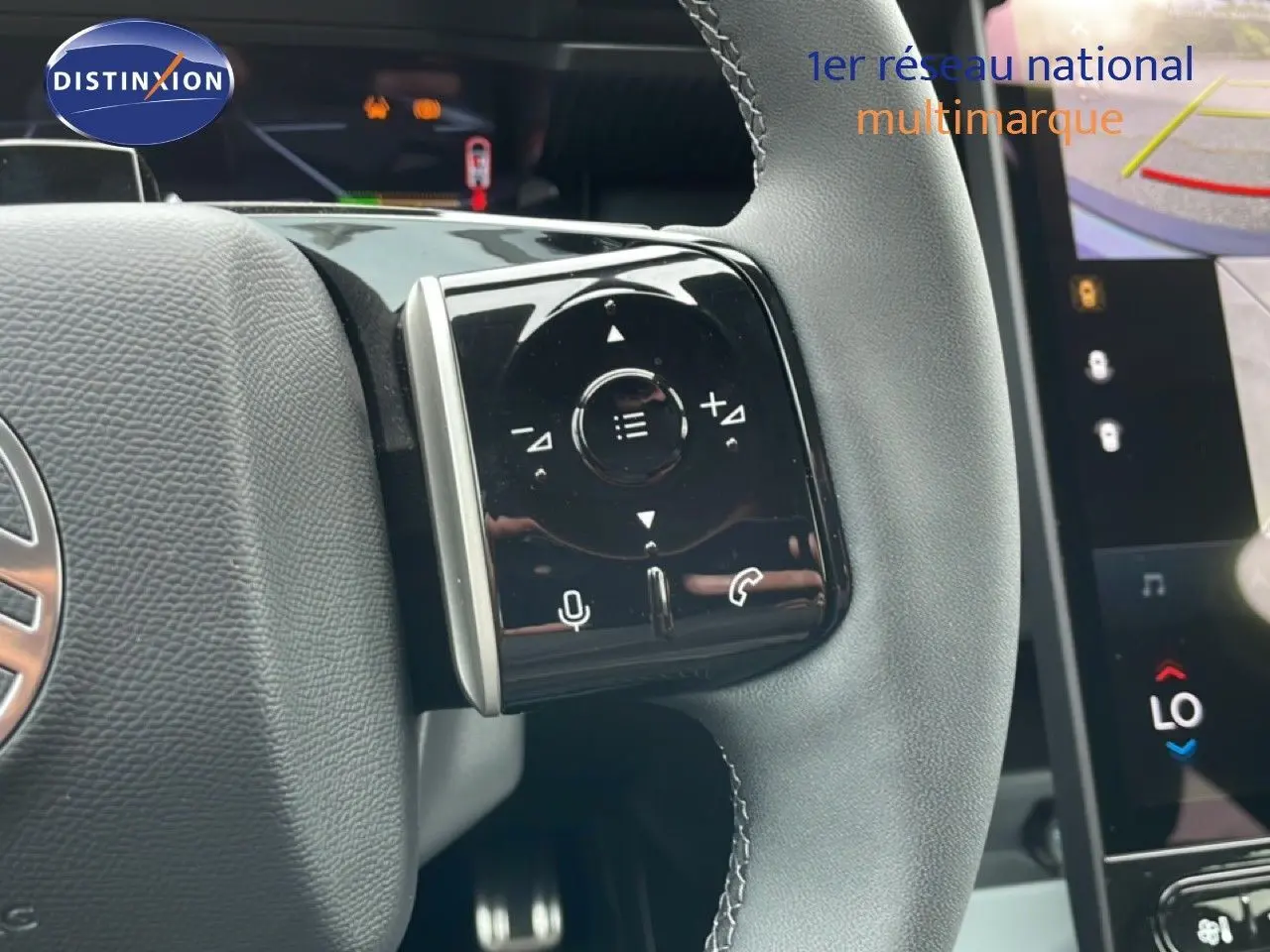 Gros plan sur les commandes au volant à droite du Citroën C5 Aircross 2026, intérieur gris noir avec écran tactile visible.