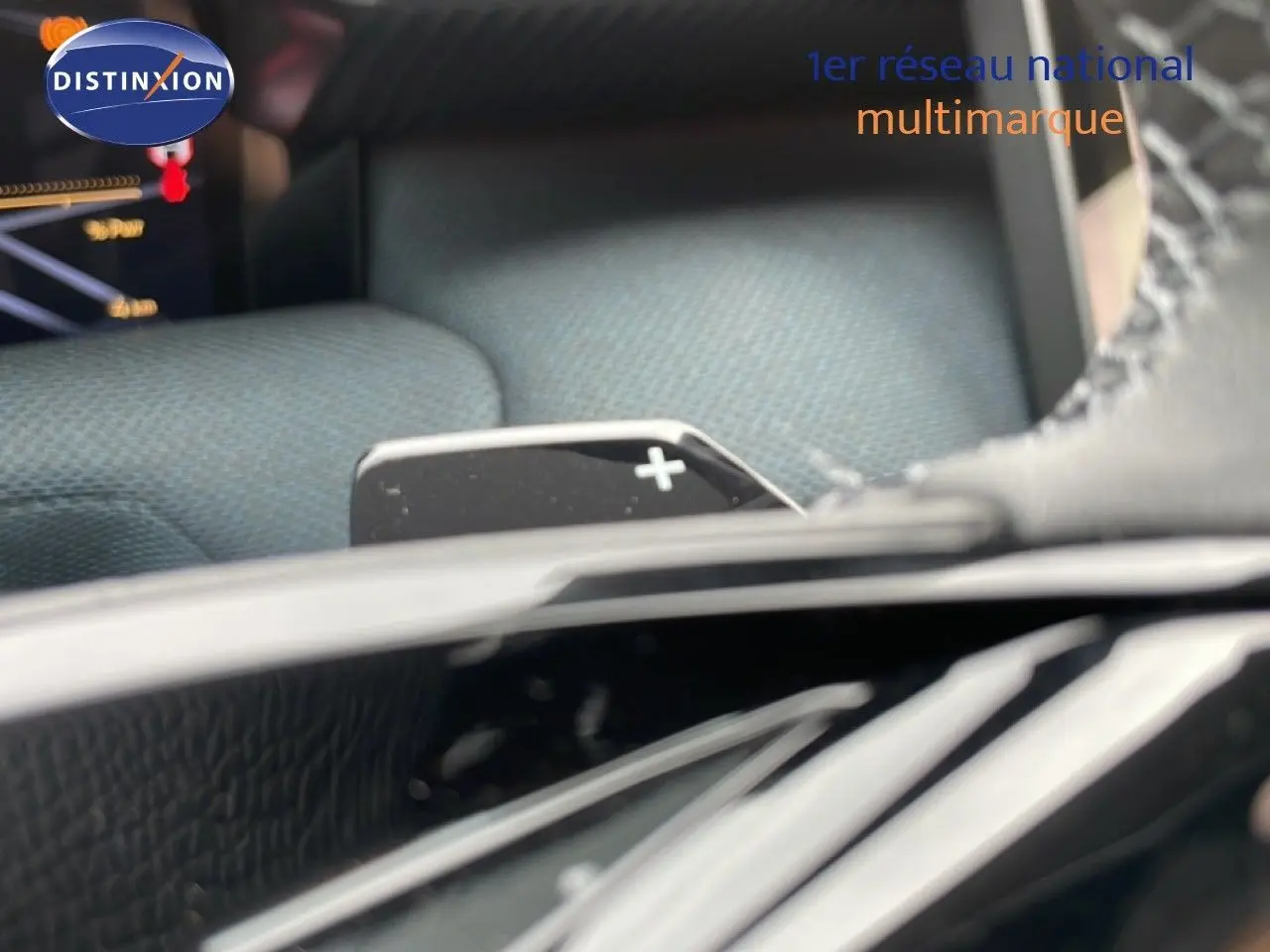 Gros plan intérieur sur la palette de changement de vitesse + du Citroën C5 Aircross 1.2 Hybrid 145ch BVA Max, tissu gris-noir visible.