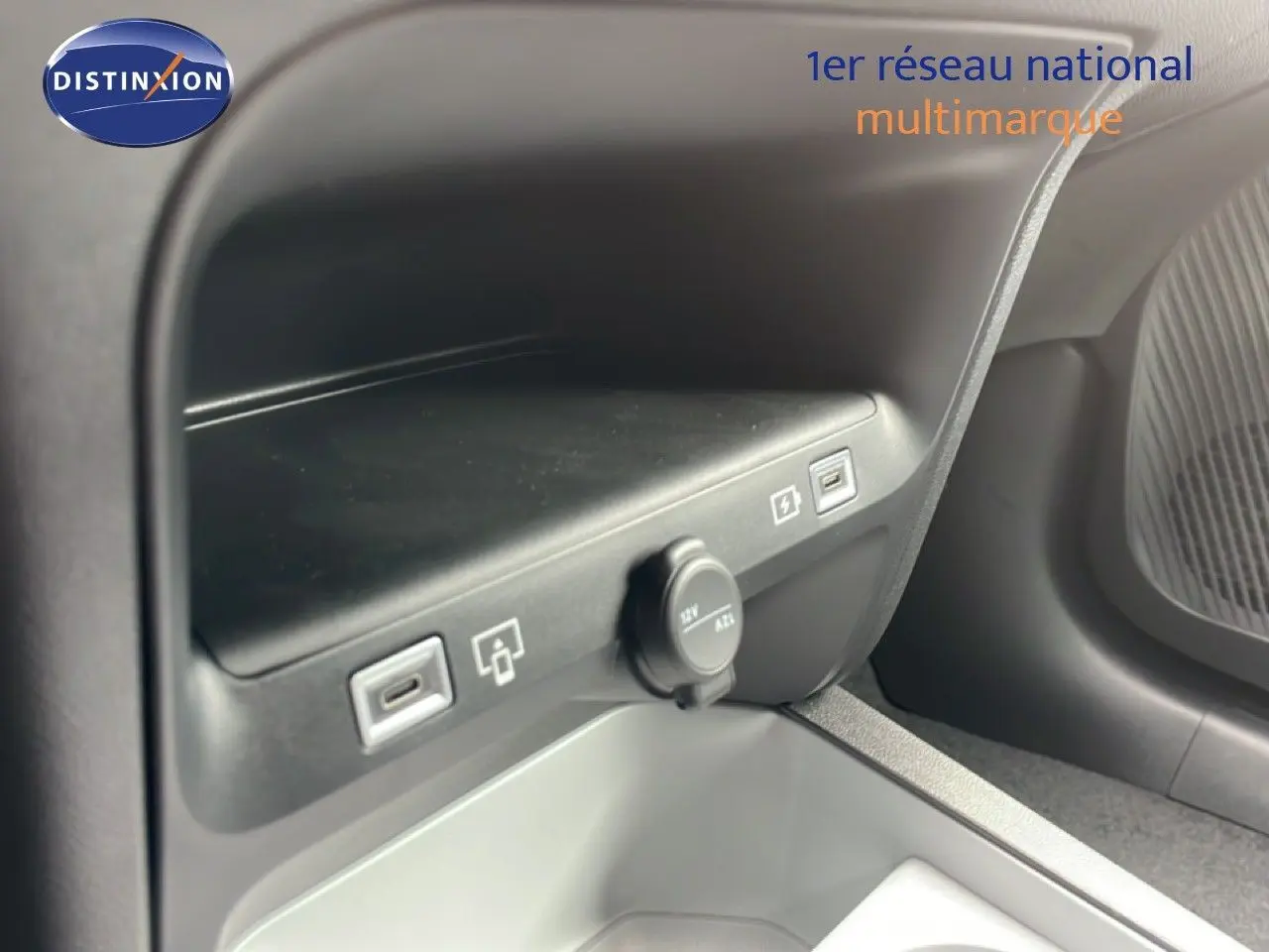Gros plan sur la console centrale du Citroën C5 Aircross 1.2 Hybrid 145ch, montrant prises USB et allume-cigare.