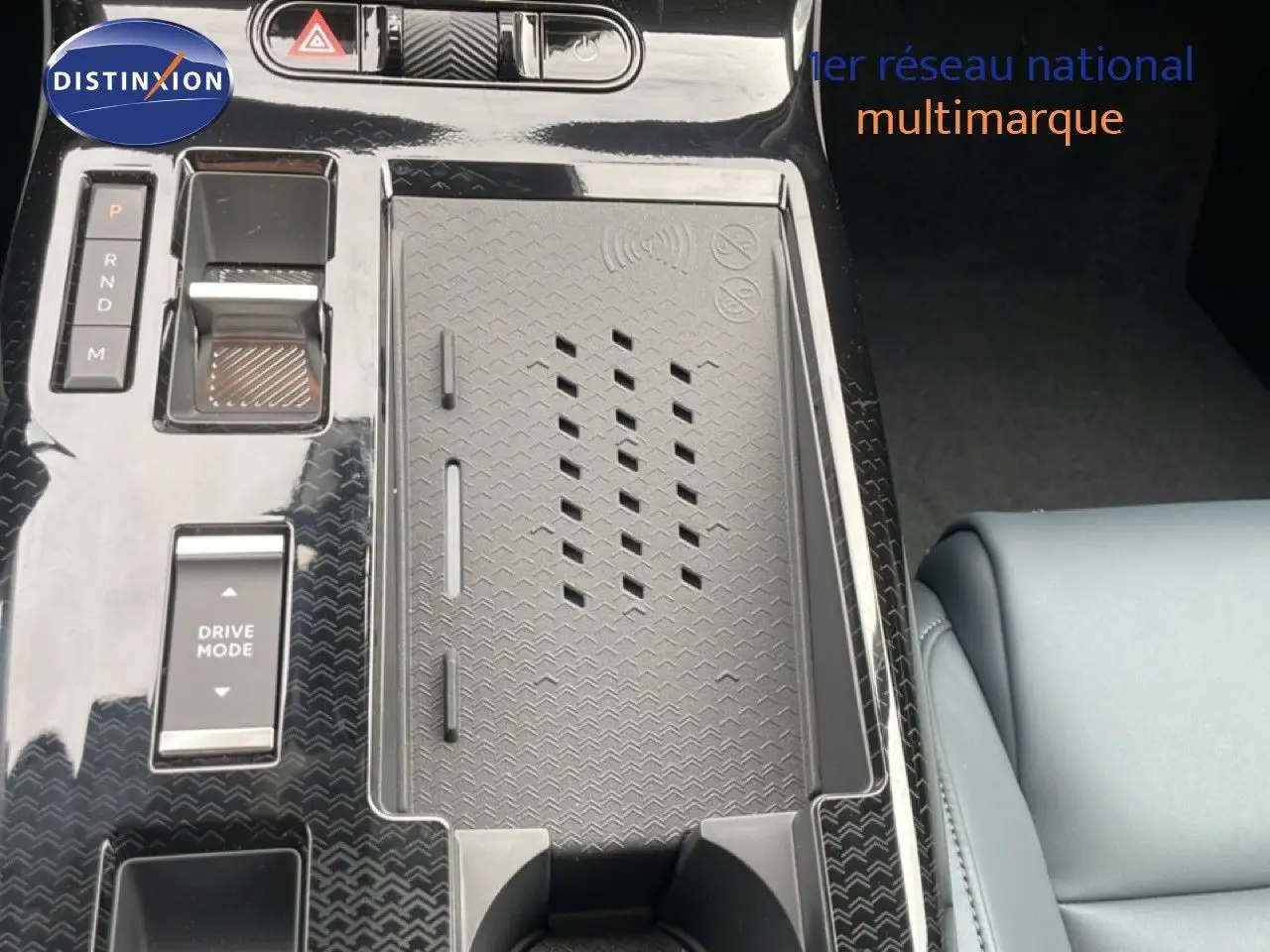 Vue rapprochée de la console centrale du Citroën C5 Aircross 1.2 Hybrid 145ch, finition noire brillante avec commandes et rangement.