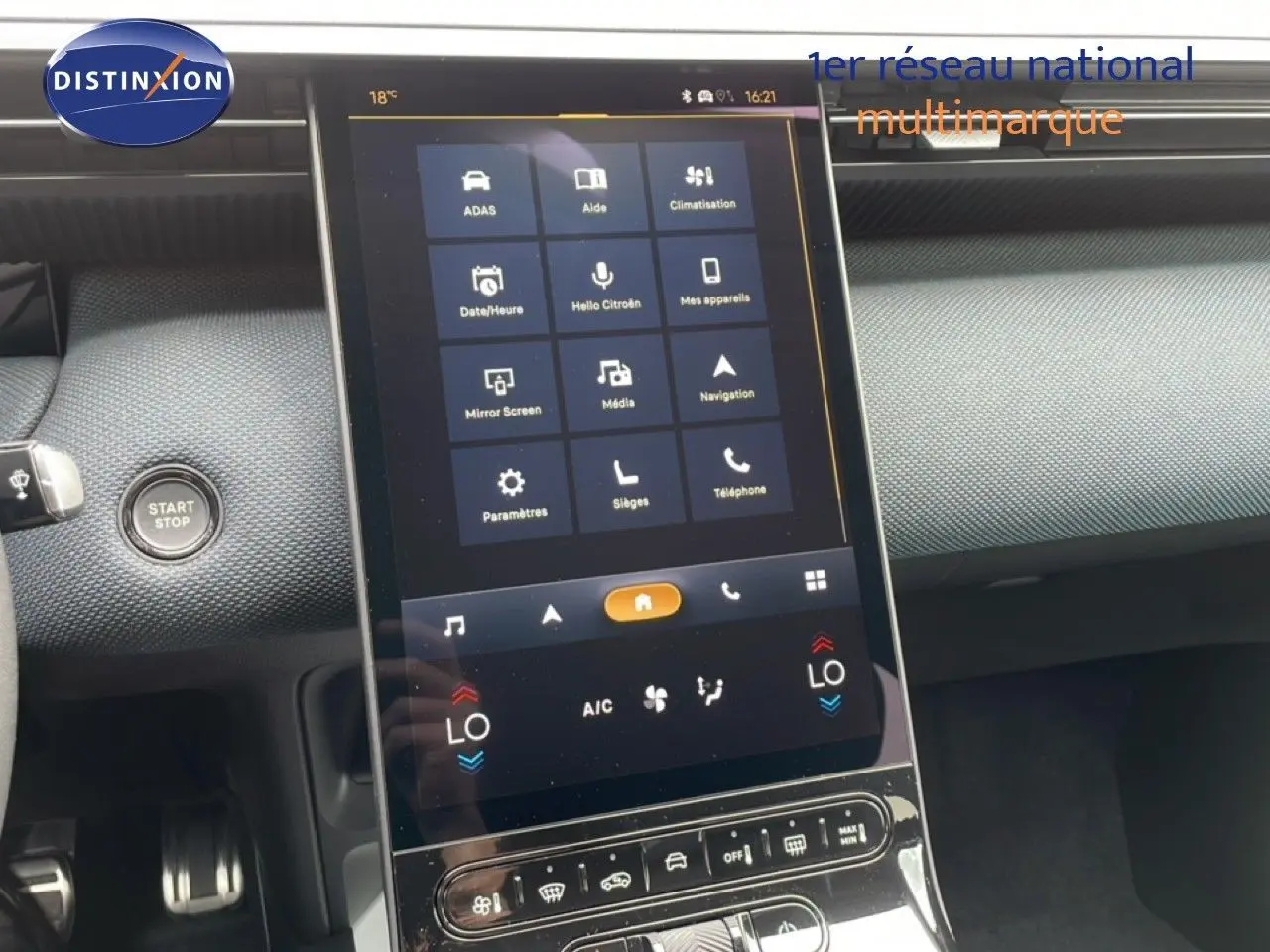 Vue intérieure centrée sur l’écran tactile vertical du tableau de bord du Citroën C5 Aircross 2026, finition gris noir.
