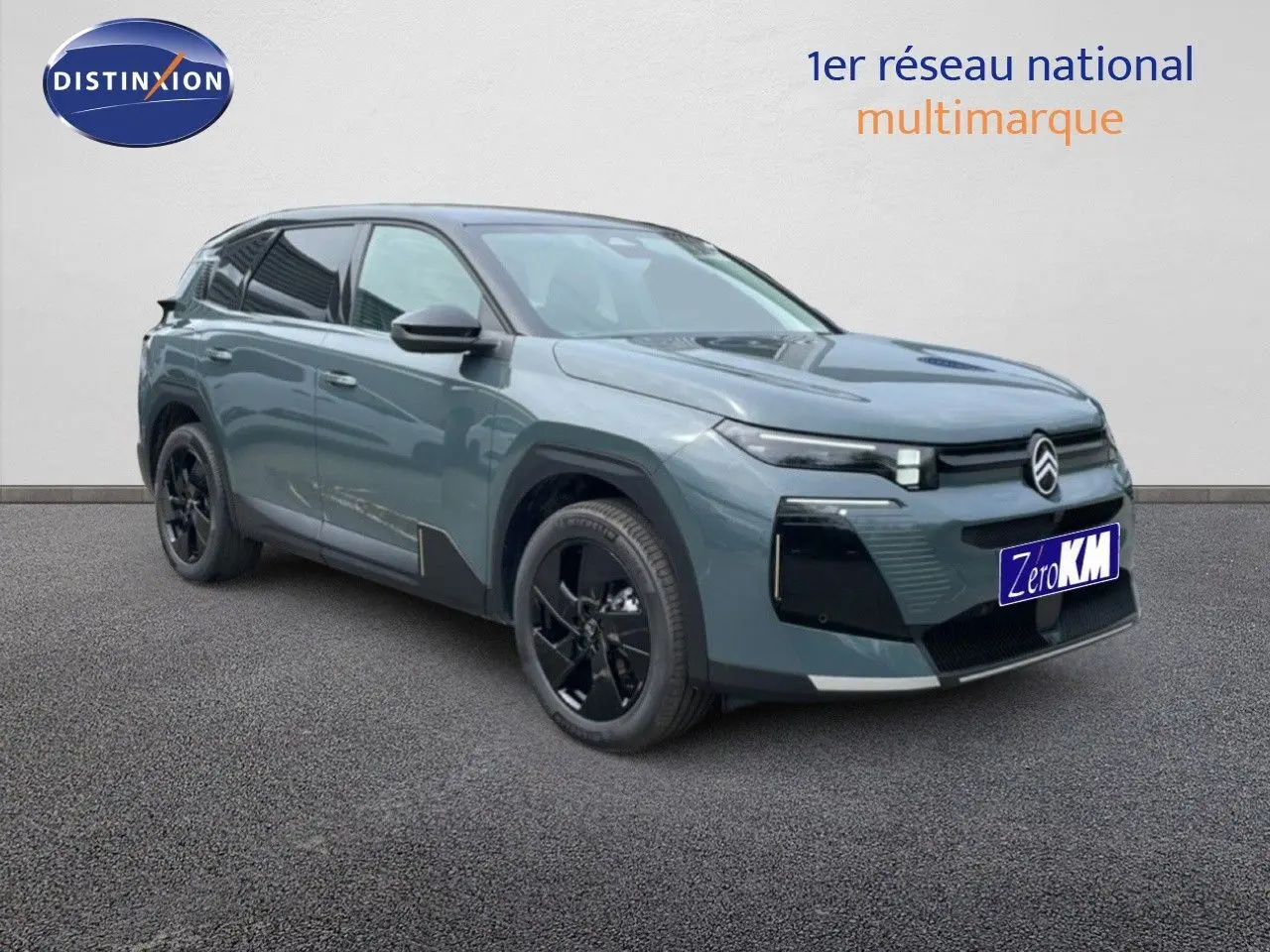 Citroën C5 Aircross 1.2 Hybrid 2026 en vert Astoria métal, vue 3/4 avant avec jantes noires et calandre distinctive.