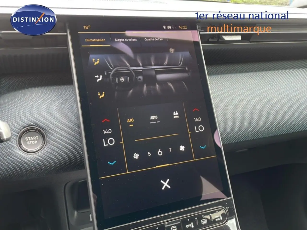 Écran tactile central de la Citroën C5 Aircross 1.2 Hybrid 145ch en vue rapprochée, avec bouton Start/Stop visible.
