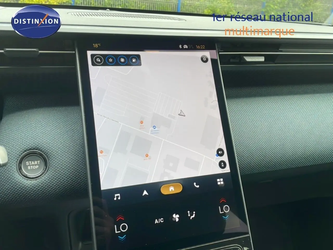 Vue rapprochée de l’écran tactile central du Citroën C5 Aircross 1.2 Hybrid 145ch, affichant la navigation, intérieur gris noir.