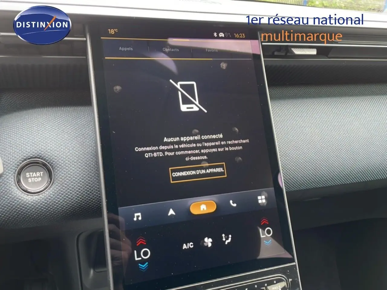 Vue rapprochée de l’écran tactile central du Citroën C5 Aircross 2026, affichant la connexion d’appareil, avec bouton Start/Stop visible.