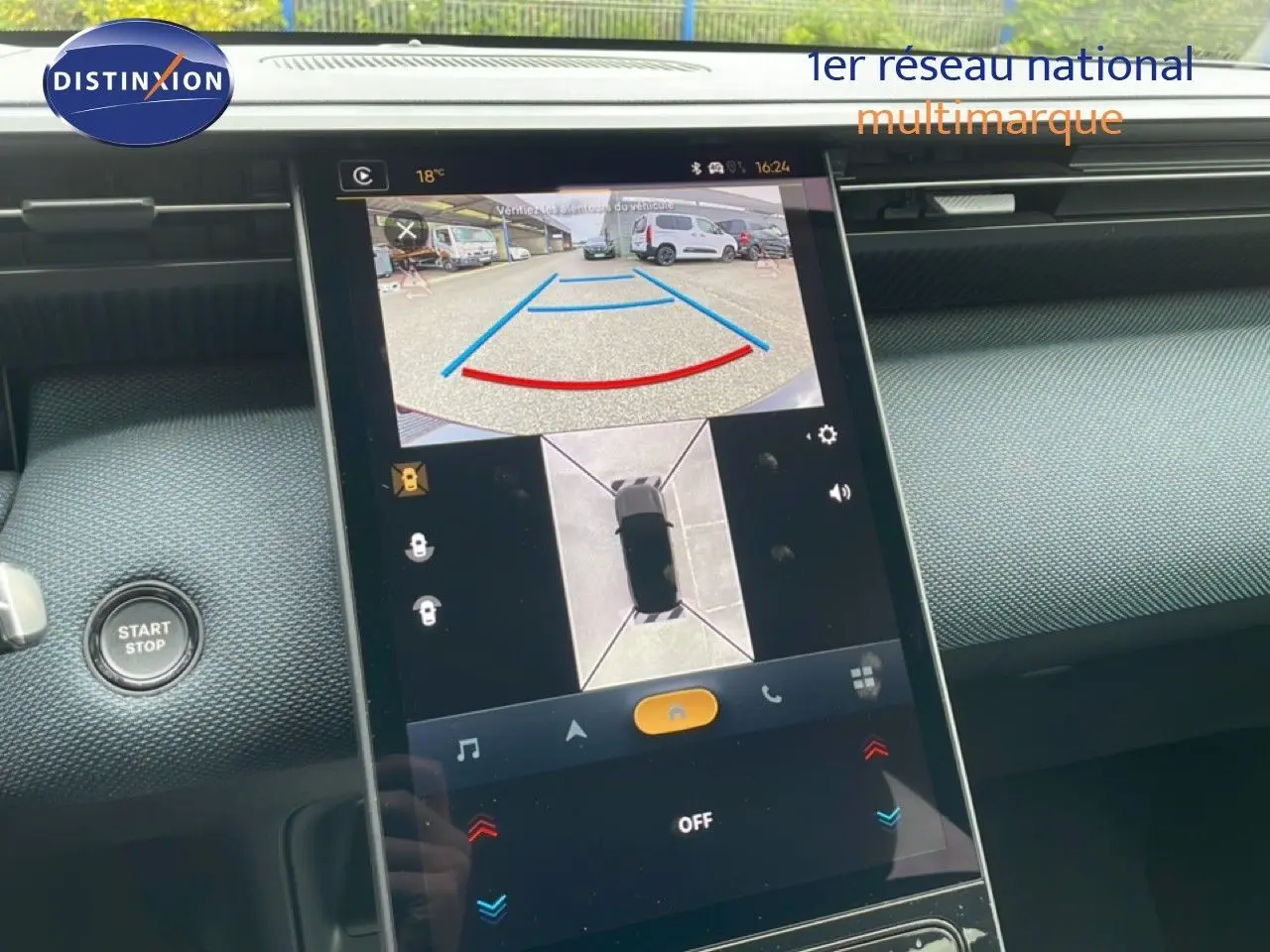 Écran central tactile montrant la caméra de recul et vue 360 du tableau de bord d’un Citroën C5 Aircross 2026 vert Astoria.