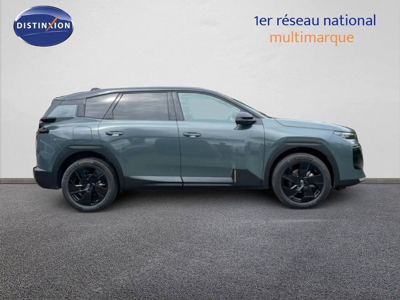 Profil latéral droit d'un Citroën C5 Aircross 2026 vert Astoria métallisé avec jantes noires et lignes modernes.