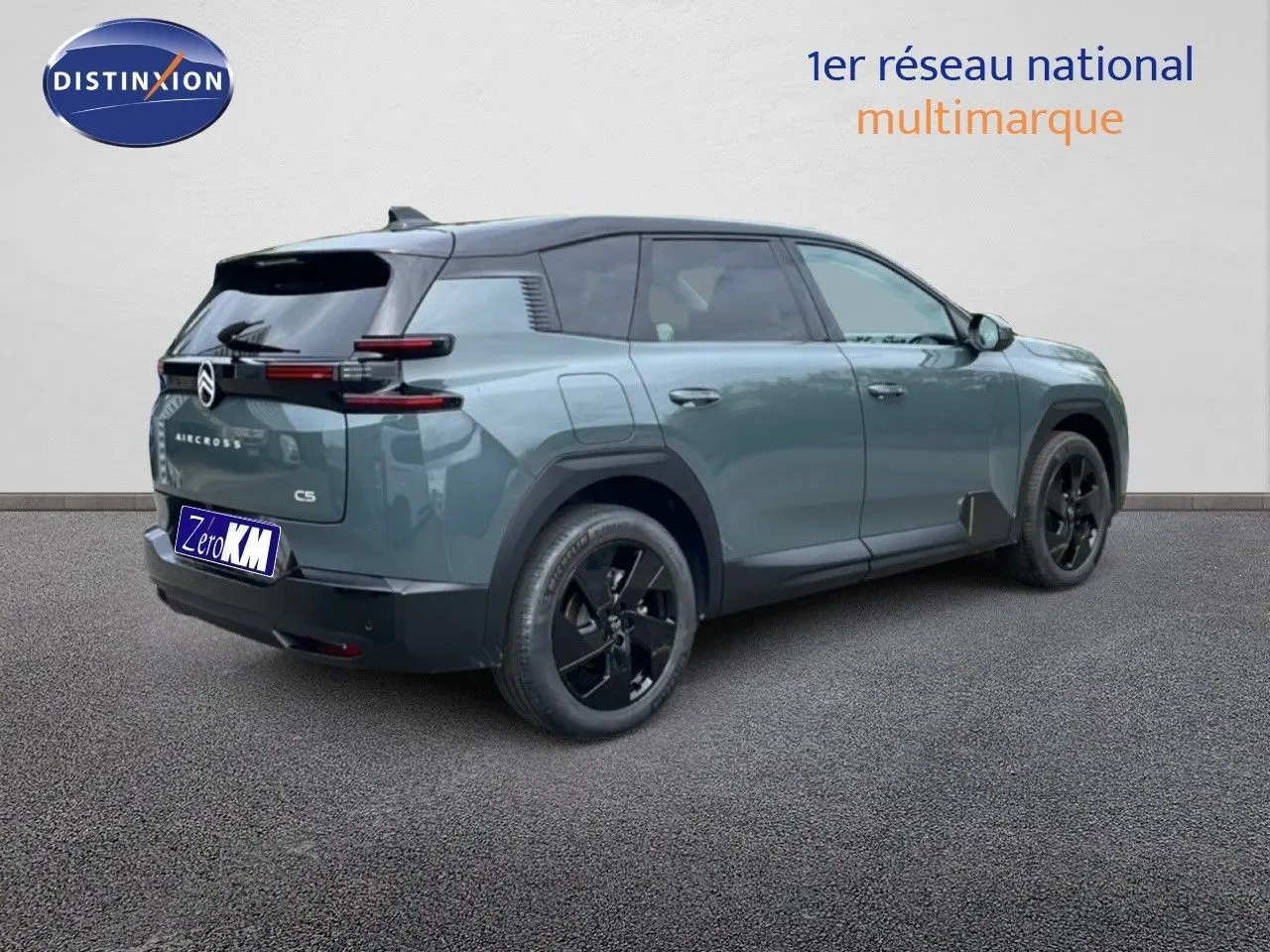Vue 3/4 arrière droite d'un Citroën C5 Aircross 2026 vert Astoria métallisé avec jantes noires et toit noir.