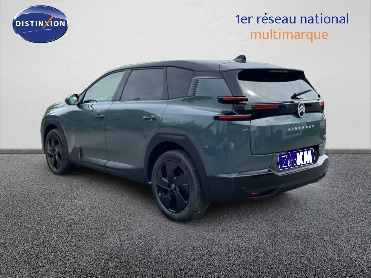 Vue 3/4 arrière droite du Citroën C5 Aircross vert Astoria métallisé avec jantes noires et feux arrière LED distinctifs.