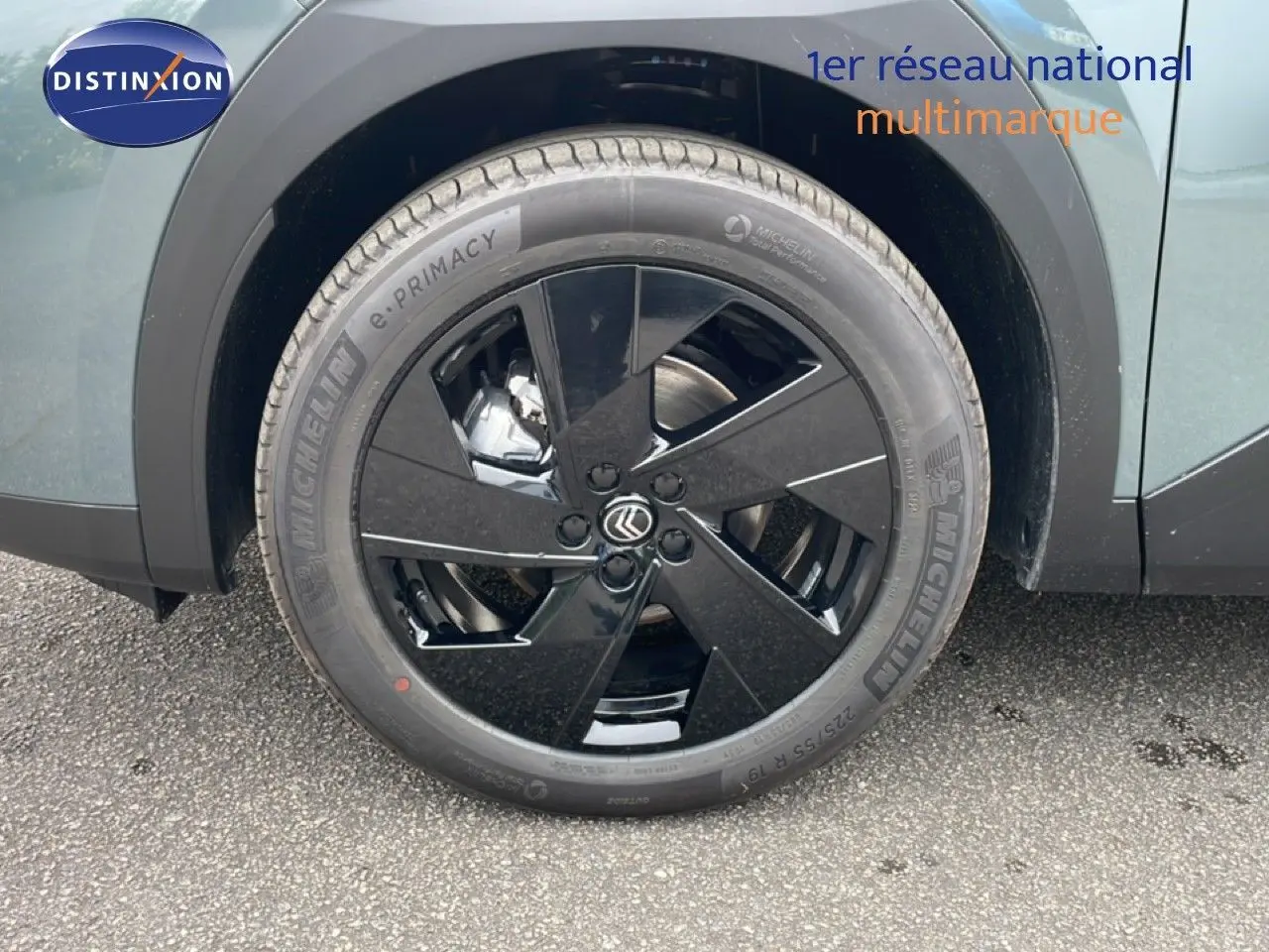 Gros plan sur la roue avant gauche noire brillante d’un Citroën C5 Aircross vert Astoria Metal.