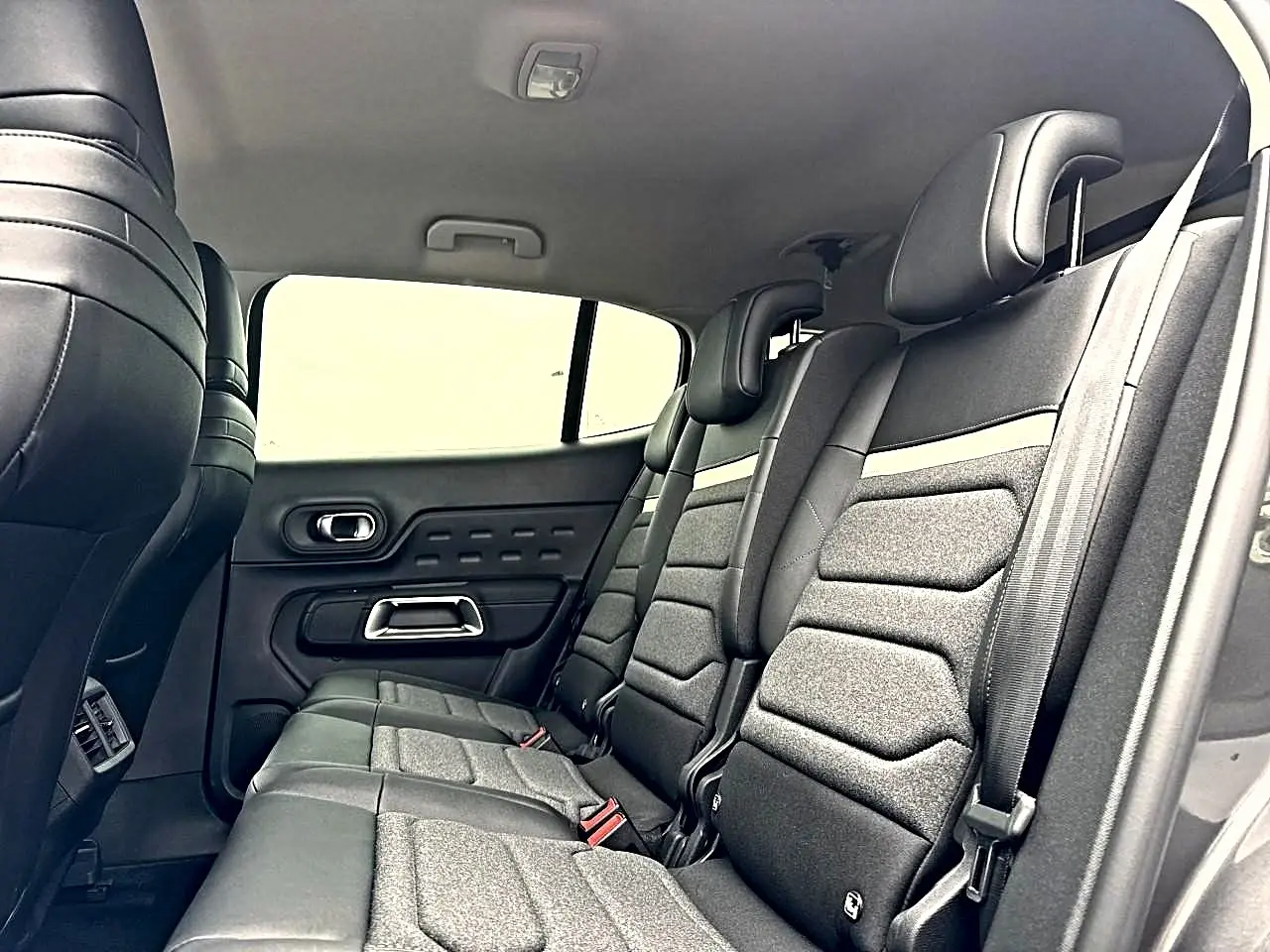 Vue intérieure côté droit sur la deuxième rangée de sièges individuels gris du Citroën C5 Aircross 2025.