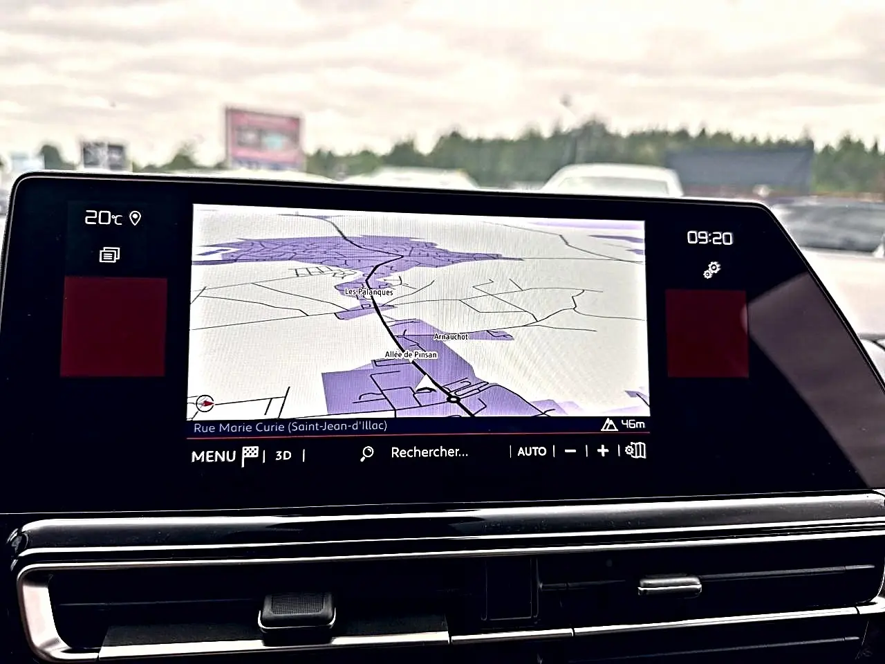Écran tactile multifonction du tableau de bord du Citroën C5 Aircross 2025 affichant la navigation GPS.
