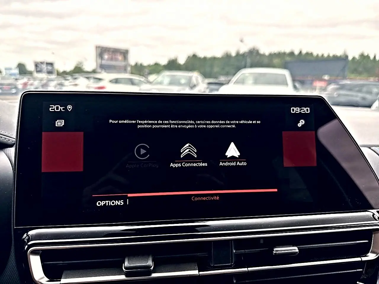 Écran tactile central du Citroën C5 Aircross 2025 affichant les options de connectivité Android Auto et Apps Connectées.