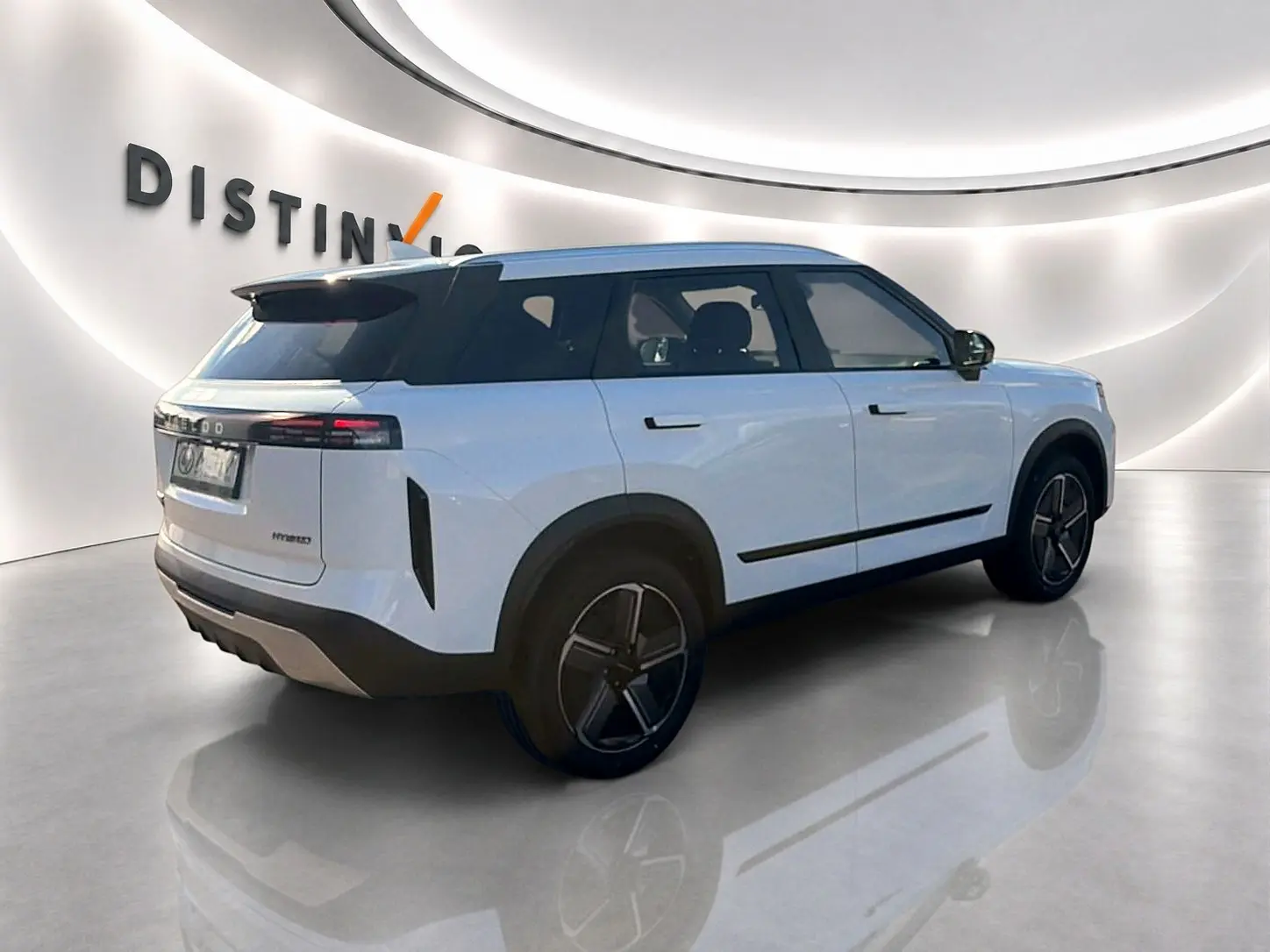 Vue 3/4 arrière droite du SUV JAECOO J7 blanc kaki avec toit noir et jantes alu au design moderne.