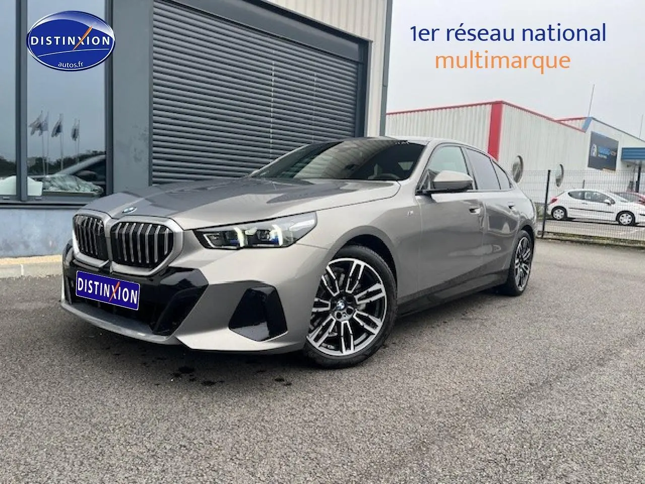 BMW Série 5 (G60) 520da gris vue 3/4 avant droit avec jantes alu et calandre imposante.