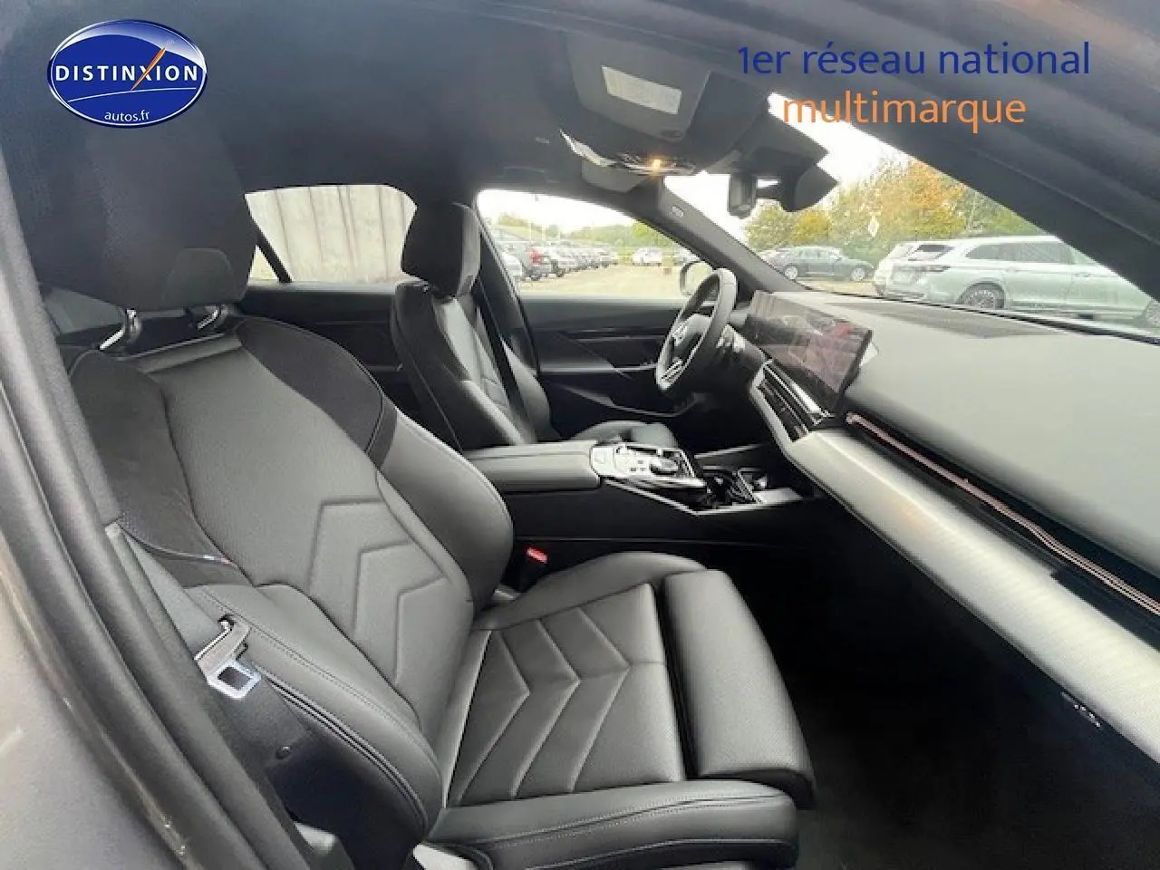 Vue intérieure côté conducteur de la BMW Série 5 gris, sièges sport en cuir et tableau de bord moderne.