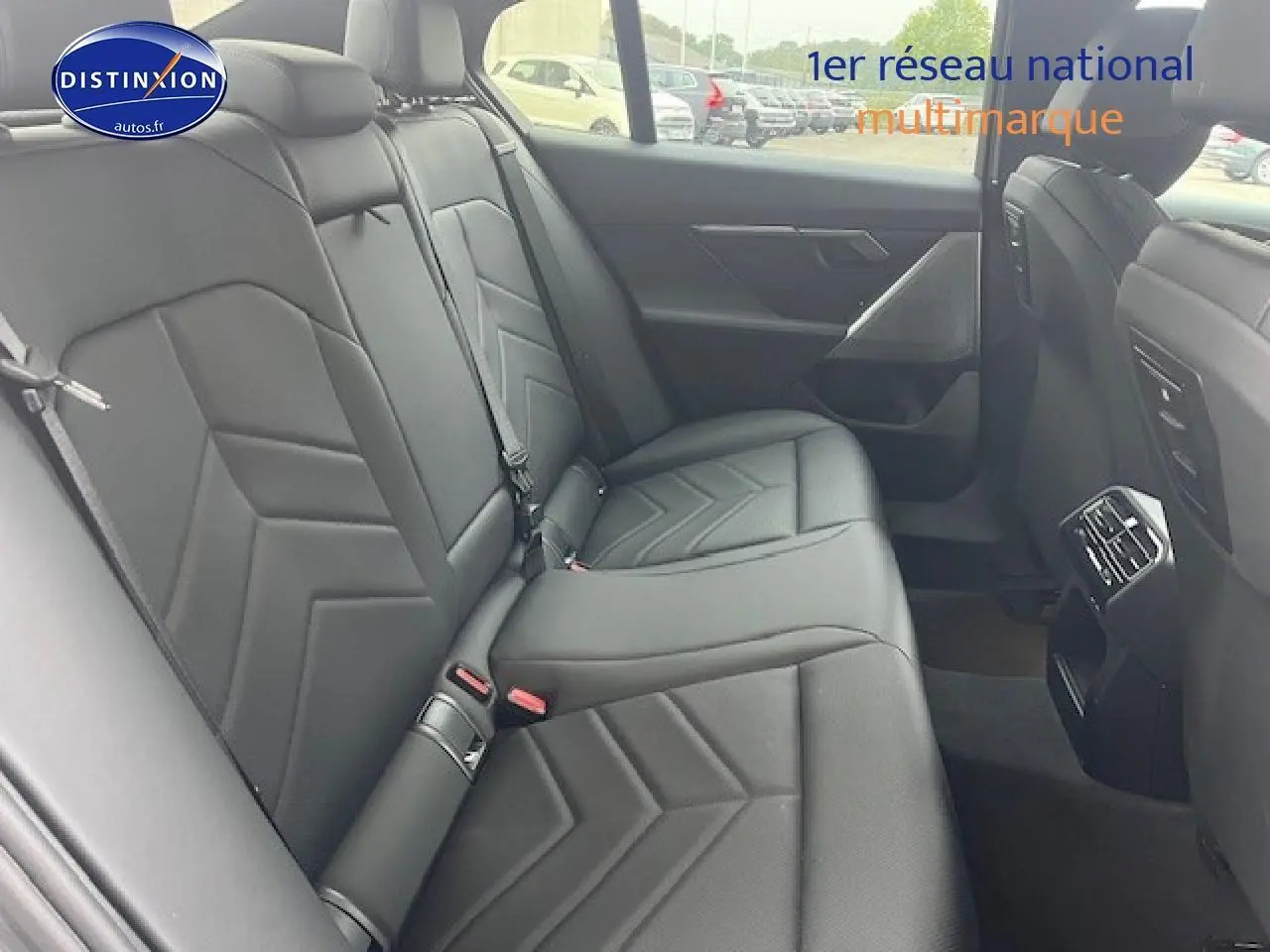 Vue intérieure côté droit des sièges arrière en cuir noir de la BMW Série 5 G60 520da M Sport 2024.