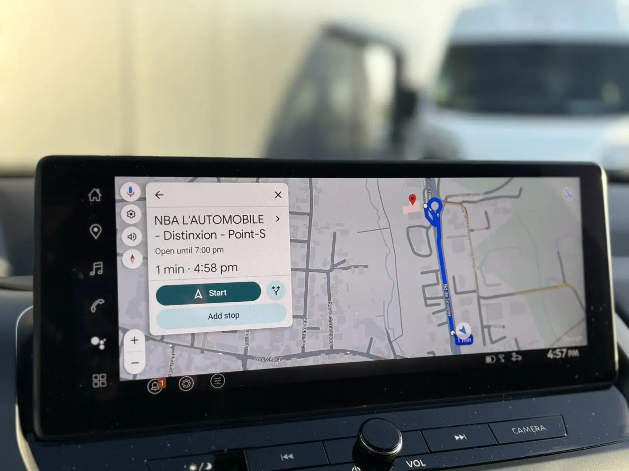Écran tactile du système de navigation NissanConnect affichant un itinéraire, intérieur du Nissan Qashqai noir 2025.