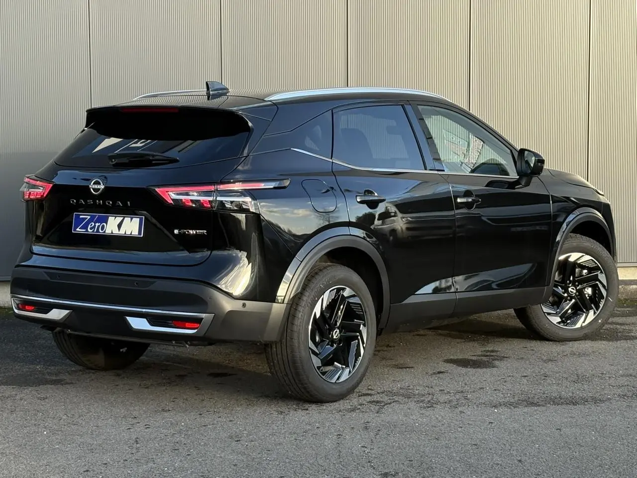 Vue 3/4 arrière droite du Nissan Qashqai III noir avec jantes alliage noires et feux arrière LED distinctifs.