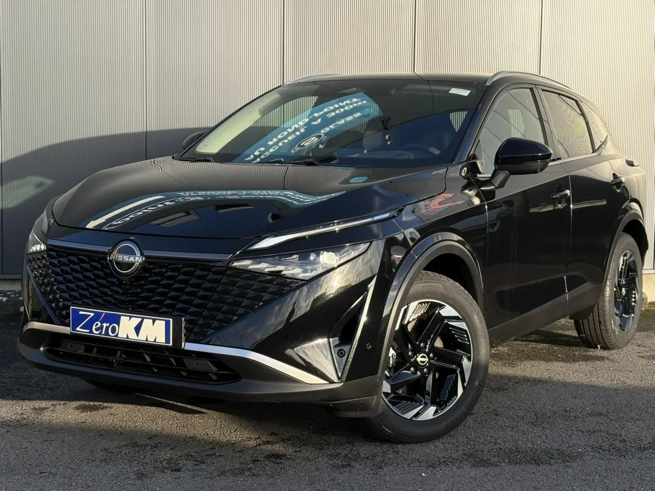 Nissan Qashqai III e-Power noir en 3/4 avant droit, avec calandre noire et jantes alliage noires brillantes.
