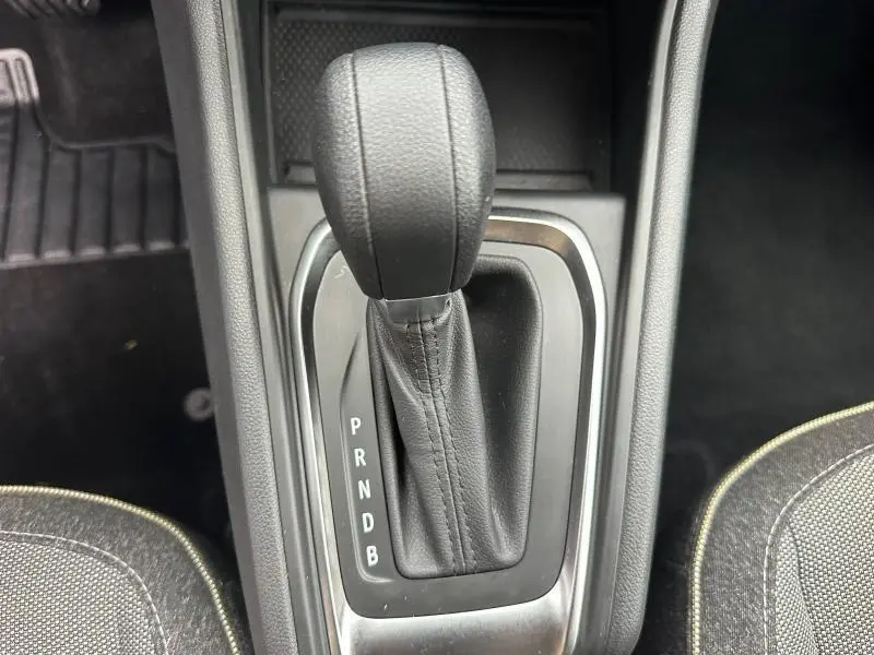 Le levier de vitesses automatique noir vu de dessus dans le Renault Captur 1.6 E-Tech hybride 2025.