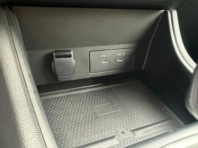 Gros plan sur la console centrale noire du Renault Captur 2025, montrant deux ports USB-C et une prise 12V.