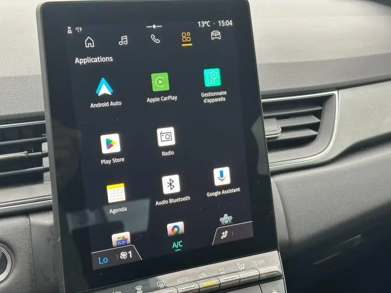 Écran tactile central du tableau de bord du Renault Captur 2025, affichant les applications connectées.