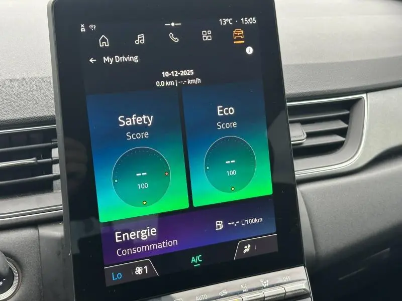 Écran tactile central du tableau de bord du Renault Captur 2025 affichant scores Safety et Eco.