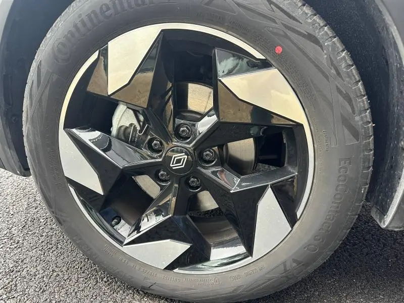 Gros plan sur la jante alu bicolore noire et argentée du Renault Captur 1.6 E-Tech full hybrid 2025.