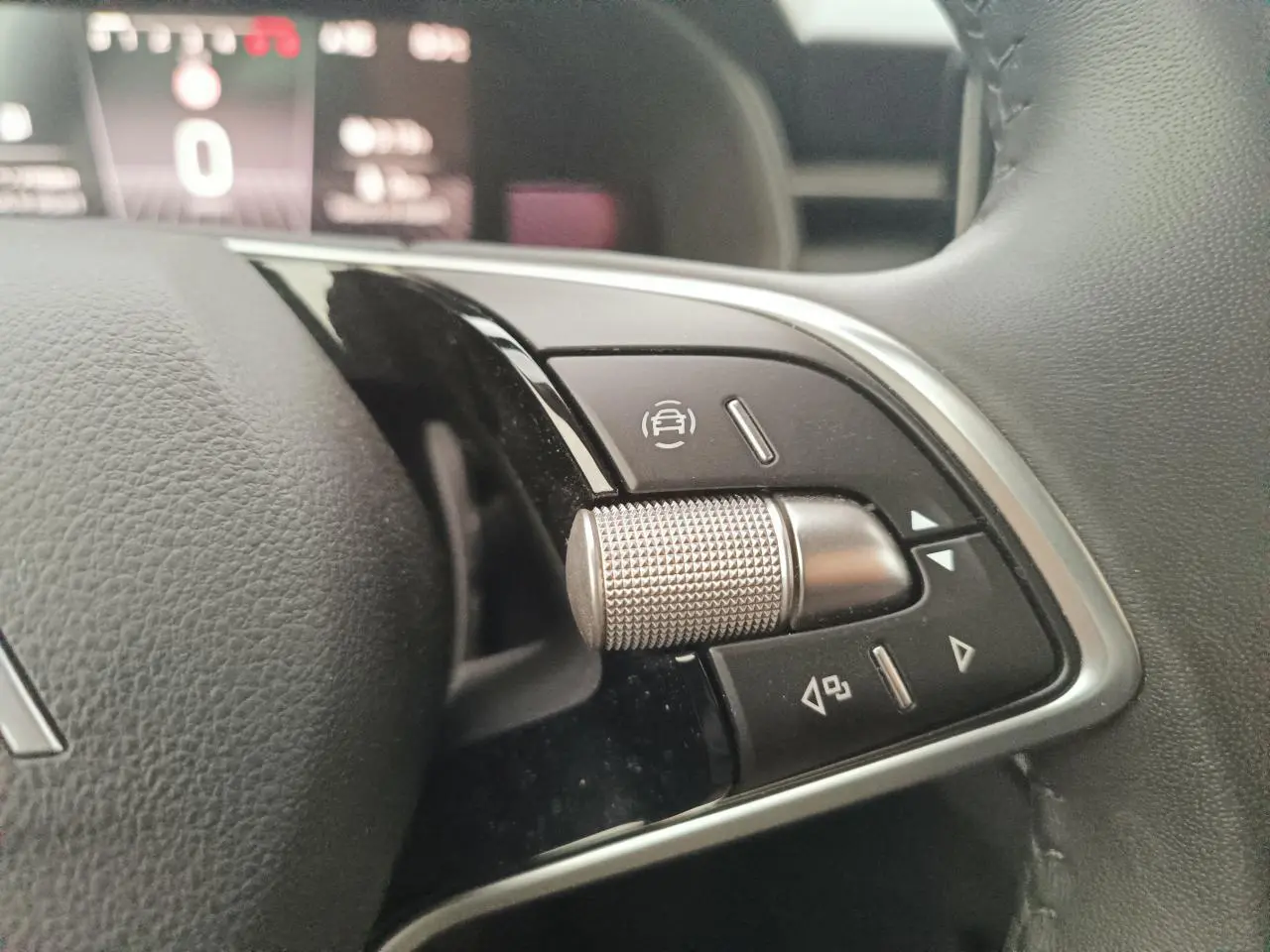 Gros plan sur les commandes à droite du volant noir du Skoda Kamiq 2025, avec molette métallique texturée.