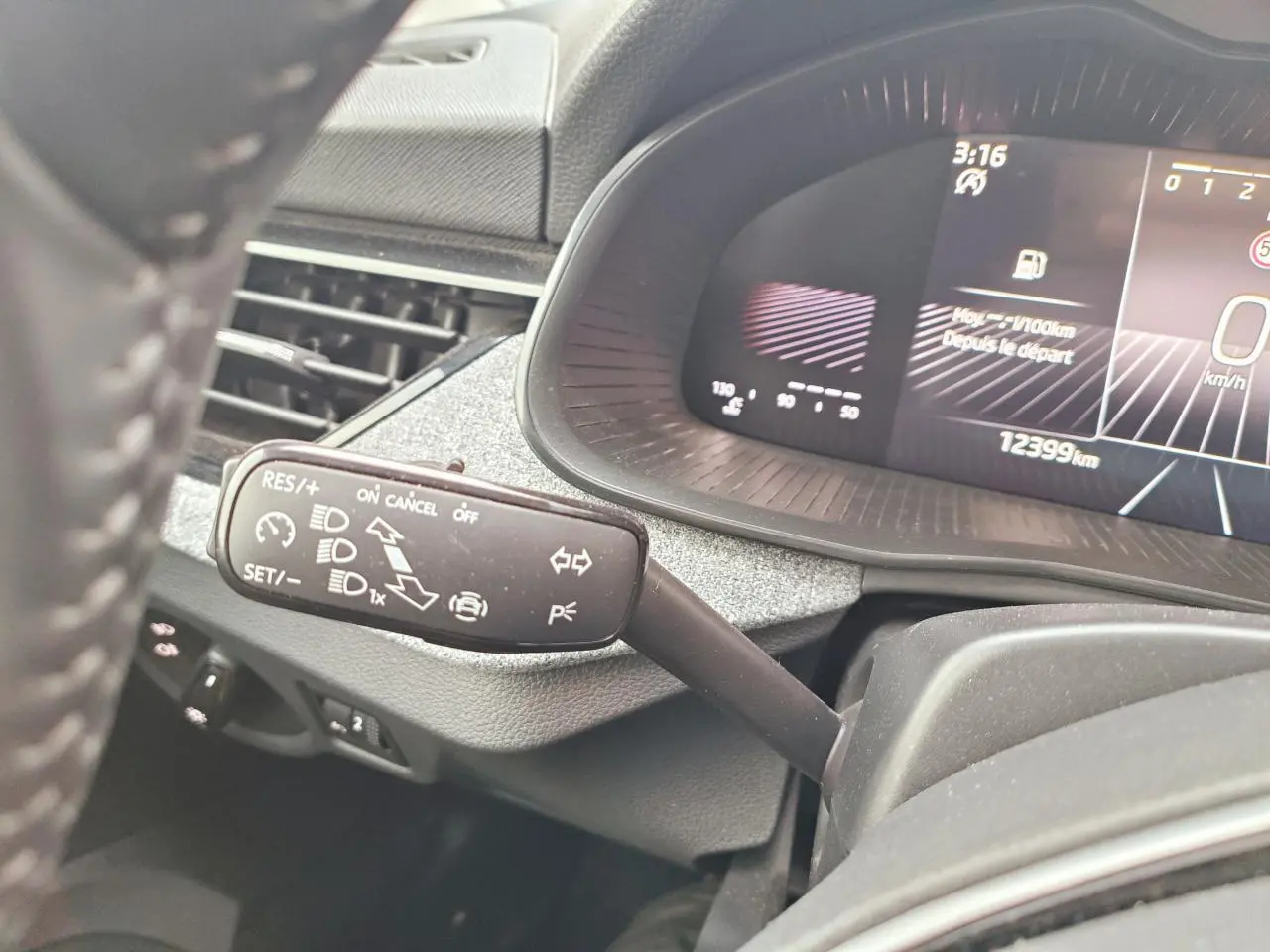 Gros plan sur la commande du régulateur de vitesse à gauche du volant dans un Skoda Kamiq 2025 au tableau de bord numérique.
