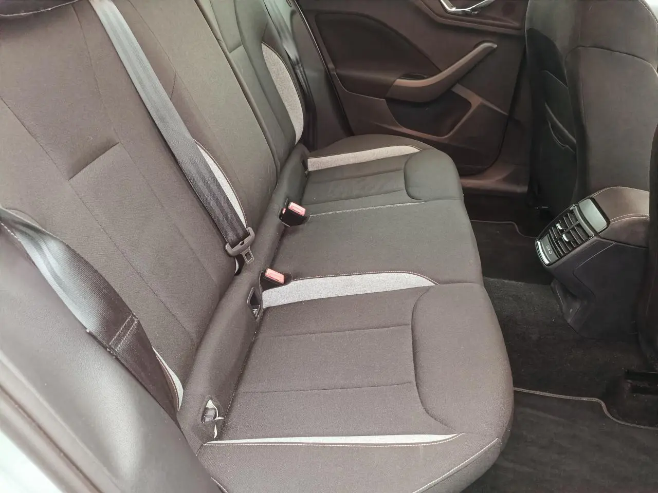 Vue intérieure de la banquette arrière en tissu noir avec inserts gris du Skoda Kamiq 2025, côté droit visible.