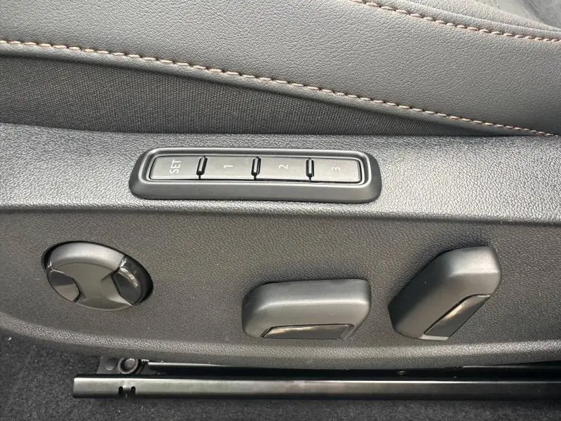 Détail des commandes de réglage électrique du siège conducteur sur CUPRA Formentor noir Minuit métallisé, vue rapprochée intérieure.