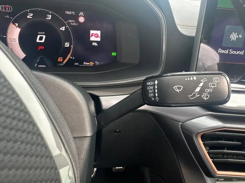 Vue rapprochée du combiné d'instruments et du commodo d'essuie-glace dans l'habitacle du CUPRA Formentor noir Minuit 2026.