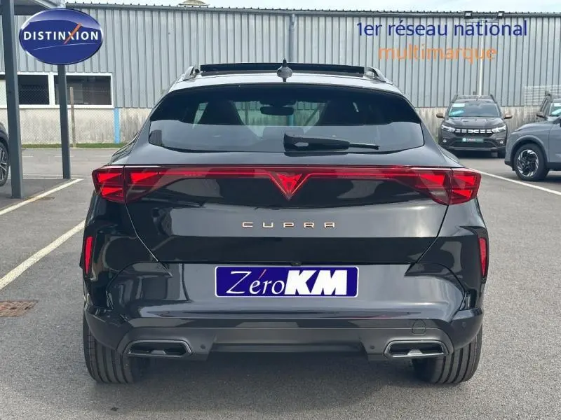 Vue arrière d'une CUPRA Formentor 2.0 TDI 150ch V DSG7 noire Minuit métallisée, avec feux arrière LED distinctifs.