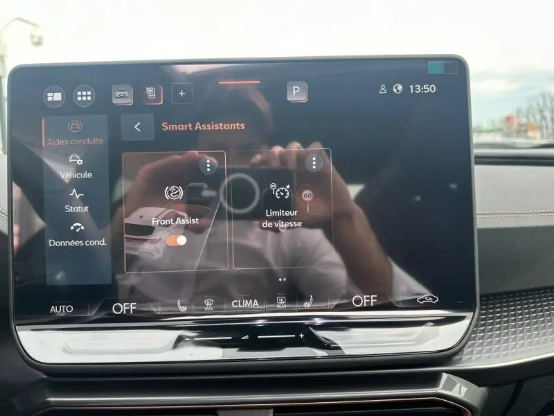Écran tactile central du tableau de bord du CUPRA Formentor 2026 affichant les assistants de conduite.