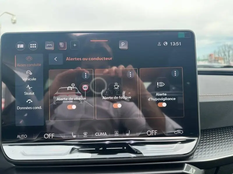 Écran tactile intérieur du CUPRA Formentor 2.0 TDI 150ch V DSG7 2026 affichant les alertes au conducteur.