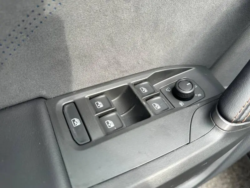 Gros plan sur les commandes des vitres et des rétroviseurs côté conducteur du CUPRA Formentor 2.0 TDI 150ch 2026.