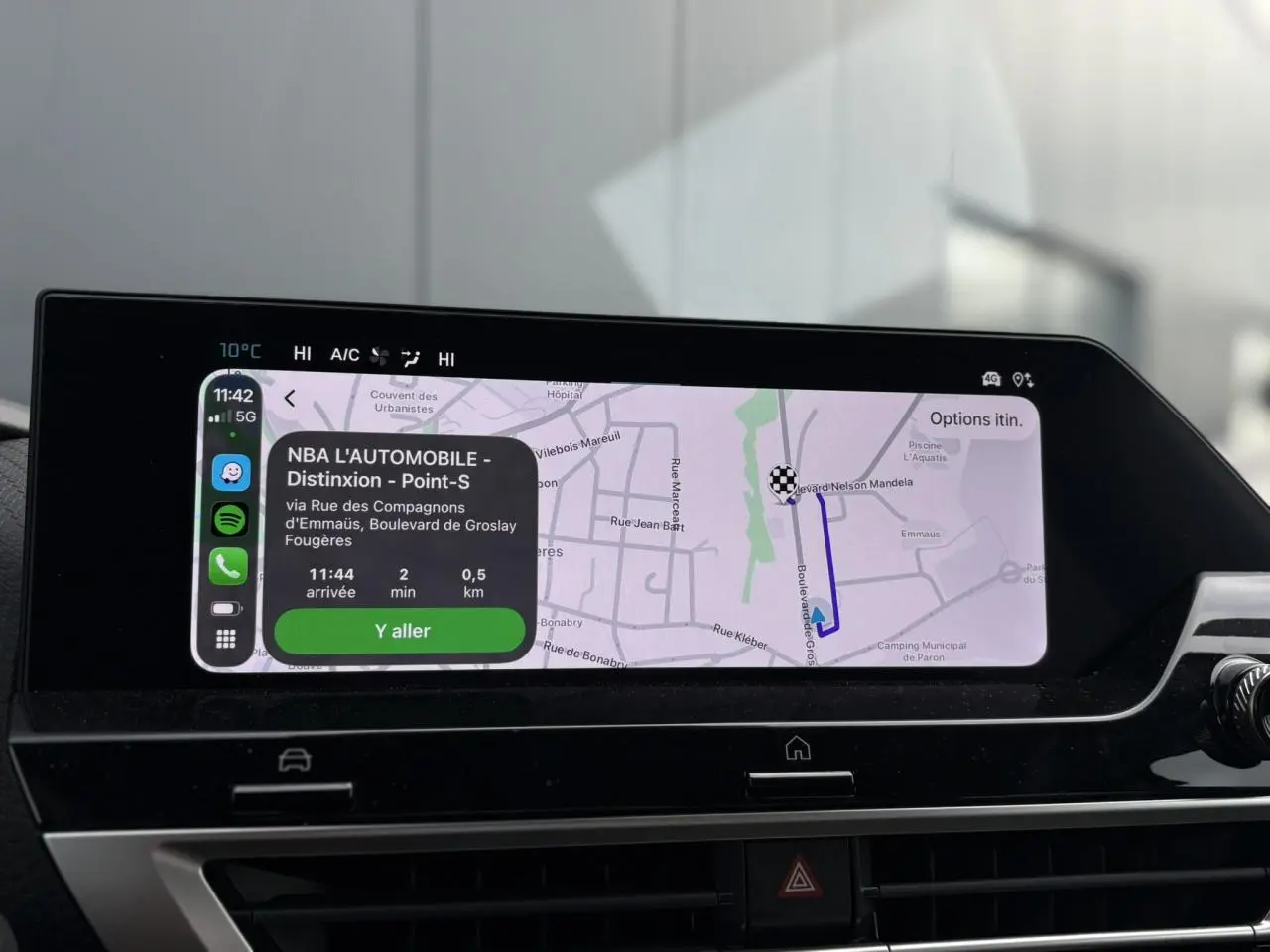Écran tactile central du tableau de bord de la Citroën C4 Hybrid 2025 affichant un itinéraire GPS en navigation.