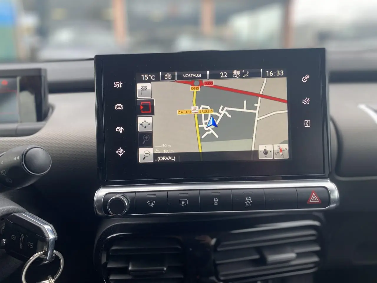 Écran tactile du système de navigation de la Citroën C4 Cactus 2015, vue frontale du tableau de bord.